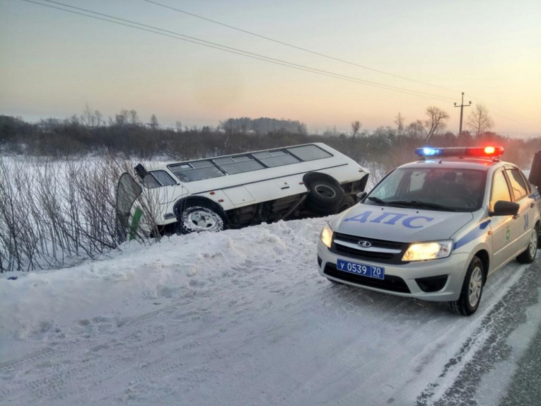 Автобус с пассажирами съехал в кювет в Томском районе