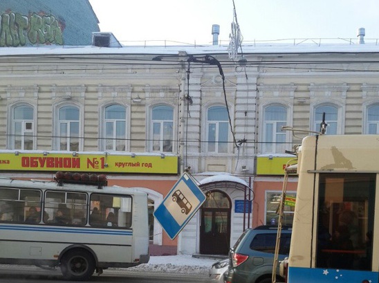 Растяжка троллейбусных проводов оборвалась в центре Томска (фото)