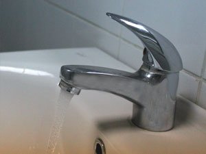 «Томскводоканал» начал подавать воду в дома томичей после масштабного отключения