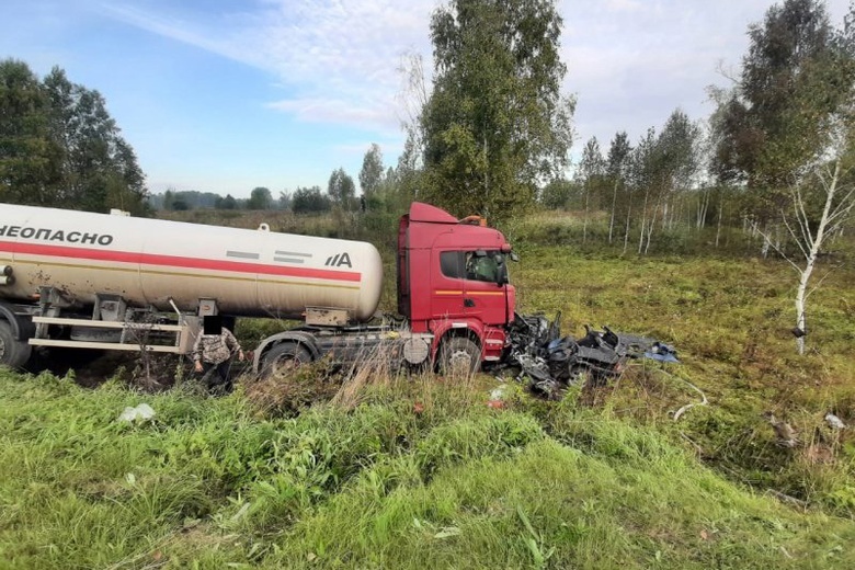 Два человека погибли в ДТП с газовозом на трассе в Томской области