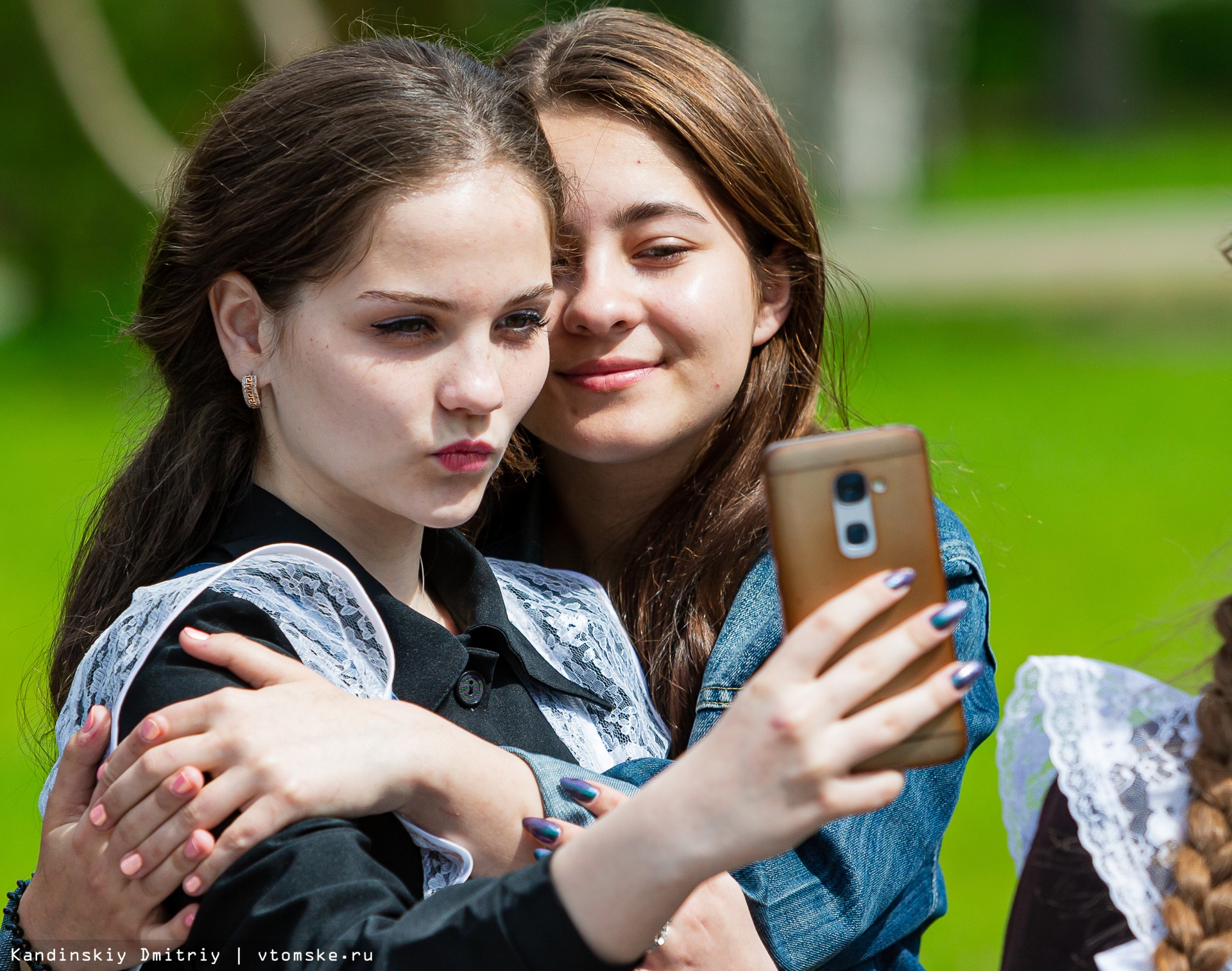 Подростки в томске. Лесби подростки в школе селфи на выпускном.