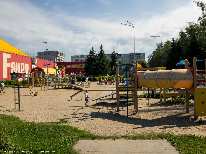 Родителей просят не гулять с детьми возле площадки в томском сквере ССО из-за ремонта