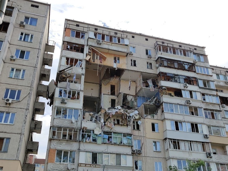 Двое погибли после взрыва в жилом доме в Киеве