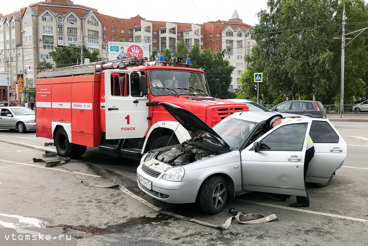 Пожарная машина врезалась в «Приору» на Иркутском тракте | 18.06.2020 |  Томск - БезФормата