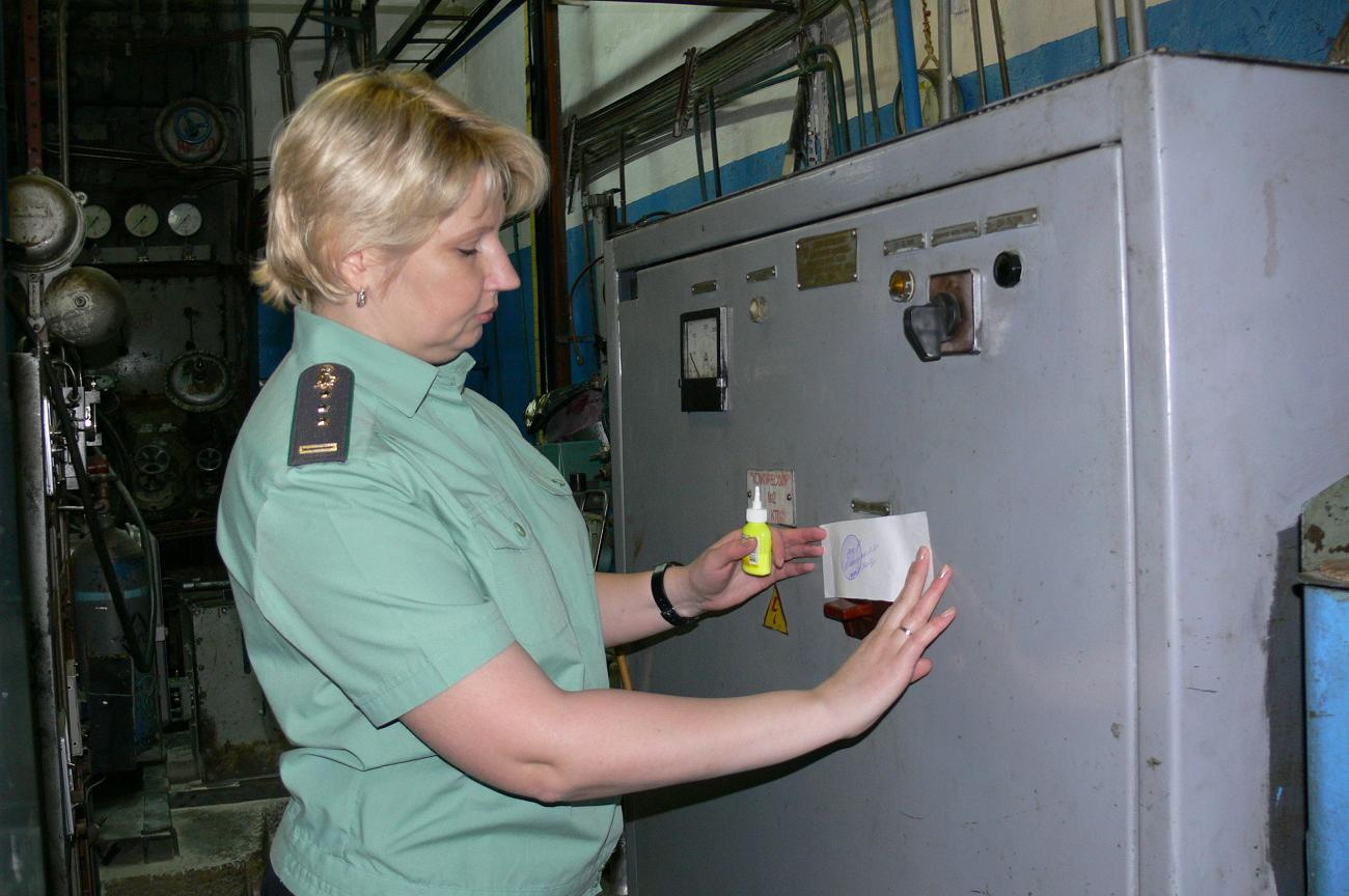 Приставы приостановили деятельность опасного производственного объекта в НИИ ПП (фото)