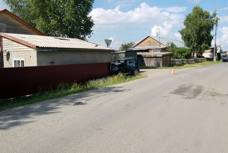 В томском селе автомобиль врезался в гараж, водитель скончался