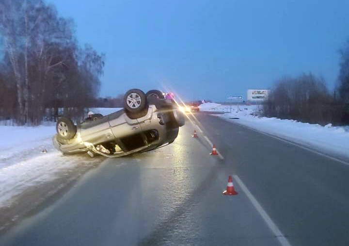 Lada перевернулась на крышу после ДТП на томской трассе