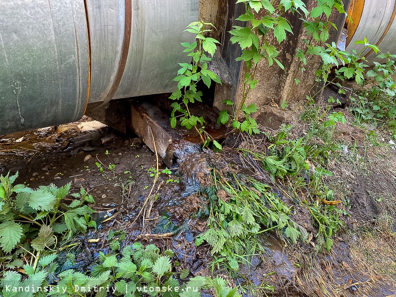Фонтан воды забил из трубы около дома в Томске во время ремонта теплосетей