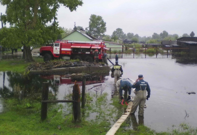 Спасатели откачивают воду из зон подтопления в Могочино (фото)