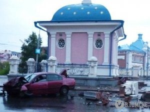 Виновник ДТП у часовни на площади Ленина сам устранит разрушения