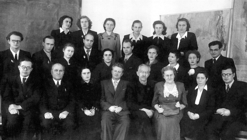 Преподаватели ИФФ ТГУ 1950-е годы. В нижнем ряду в центре Н.Ф. Бабушкин