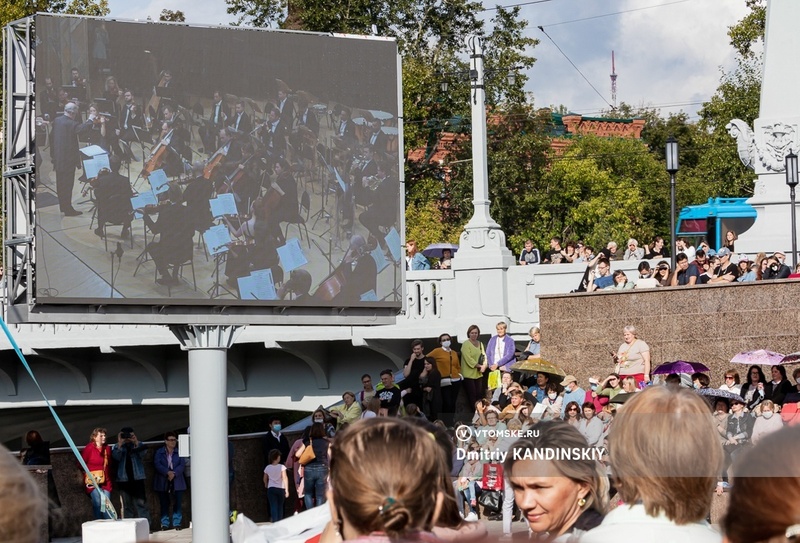 Танцевальные номера и концерты можно увидеть на набережной Ушайки в Томске