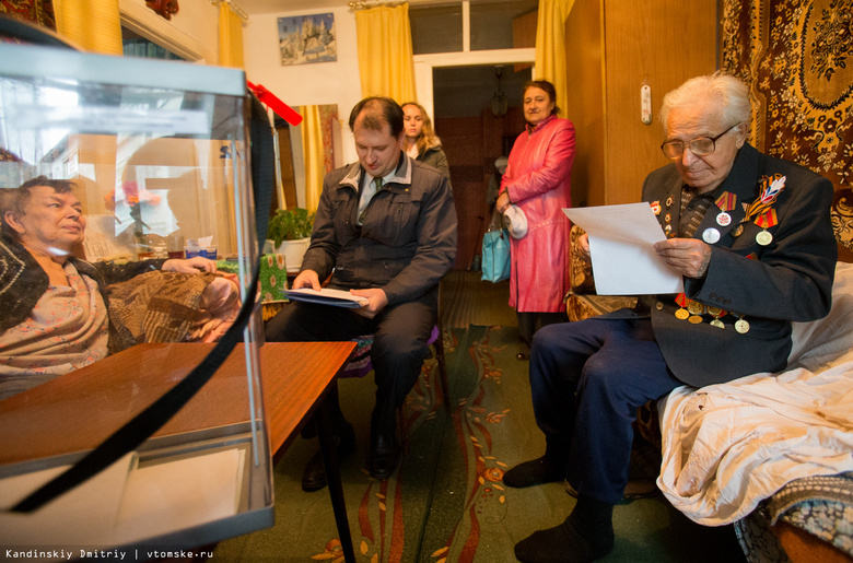 С доставкой на дом: томичи голосуют на выборах губернатора в своих квартирах