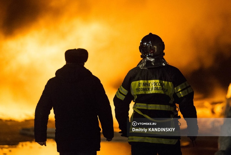 Трое детей и пожилой мужчина пострадали в ночном пожаре в Томске
