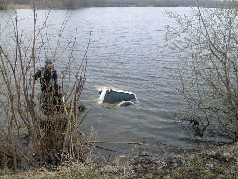 Водитель внедорожника погиб в затонувшем автомобиле (фото)