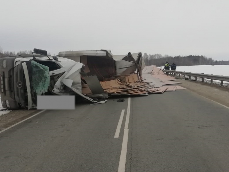 Фура перевернулась на трассе Томск — Мариинск. Водитель погиб на месте