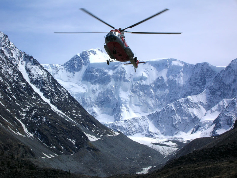 Тела погибших томских альпинистов на вертолете спустили с Актру