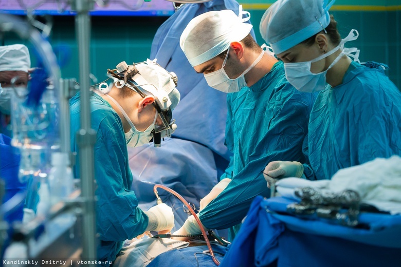 Томские онкологи удалили пенсионерке злокачественную опухоль глаза, сохранив зрение