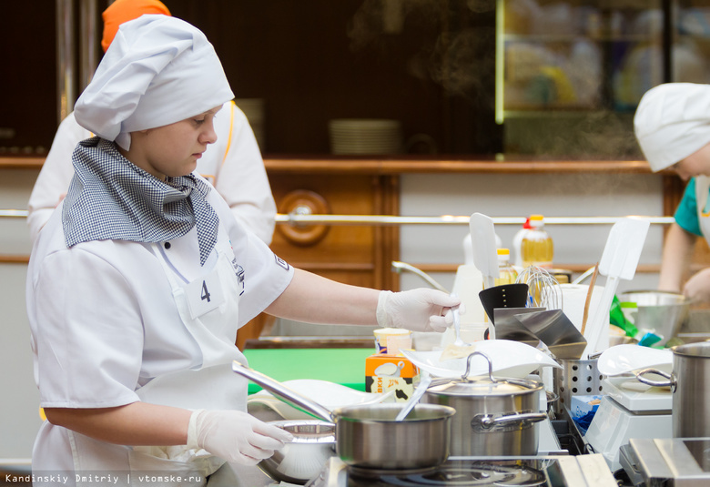 Студенты ссузов Томска посоревновались в приготовлении еды и дизайне одежды (фото)
