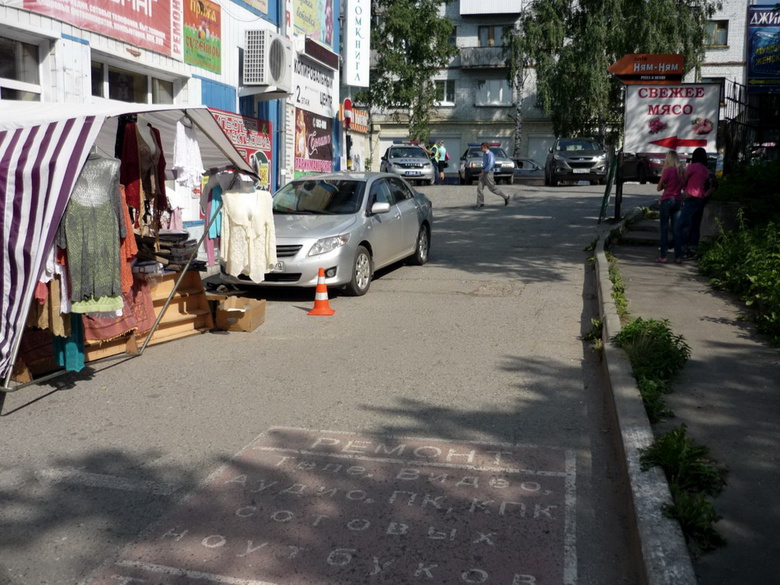 Не поставленная на тормоз машина наехала на торговую палатку