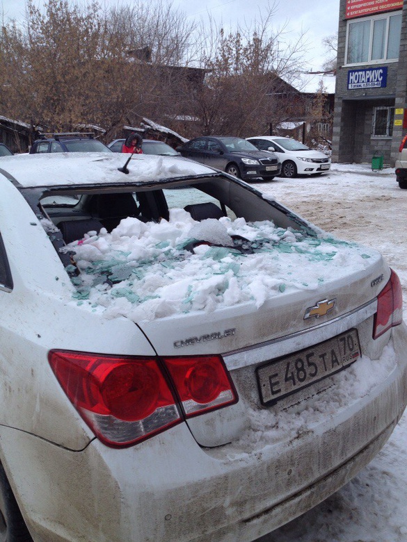 В Томске восемь авто пострадали от схода снега с крыш