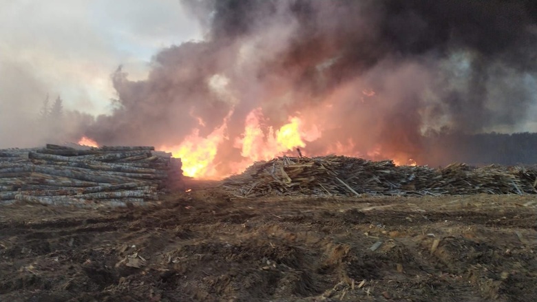 Пилорама горит в томском селе Кожевниково. Тушат пожар более 40 человек