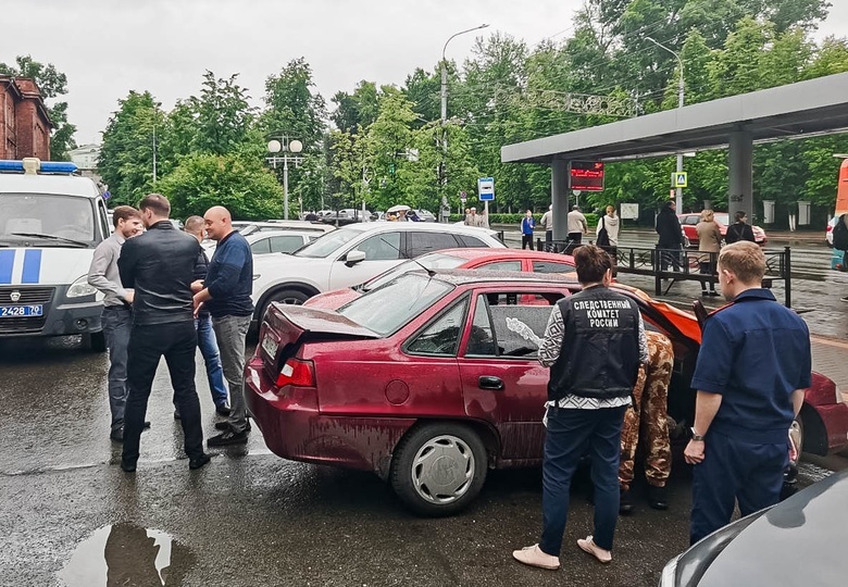 Тела двух мужчин обнаружили в машине в центре Томска