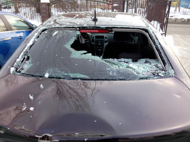 За неделю от схода снега пострадали пять автомобилей