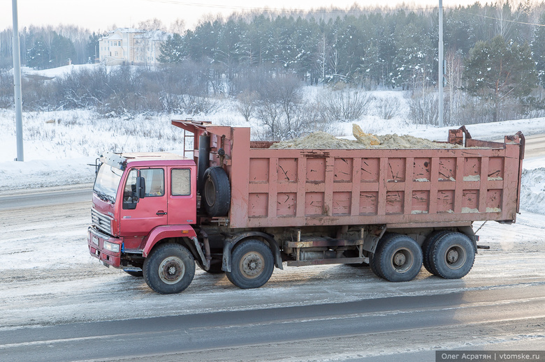 В Кировском районе заканчивают вывоз снега с территорий подтопления