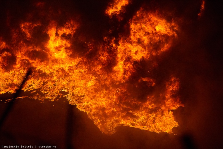 Двух человек спасли через окно горящего дома в Томске. За их жизни борются врачи