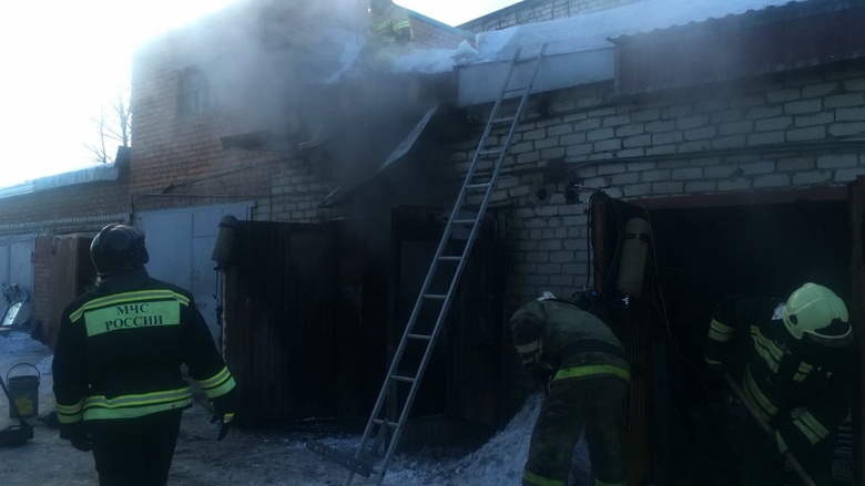 УАЗ сгорел в гараже на Фрунзе в Томске. Пострадал человек