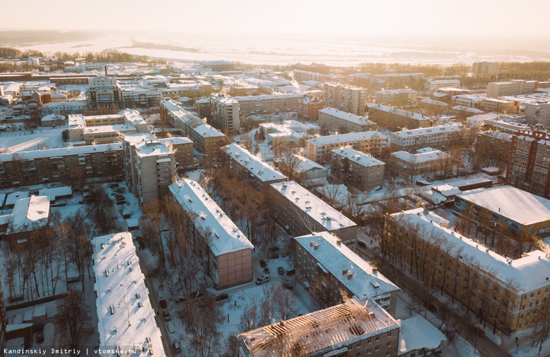 Только 30% кровель жилых домов Томска полностью очищены от снега