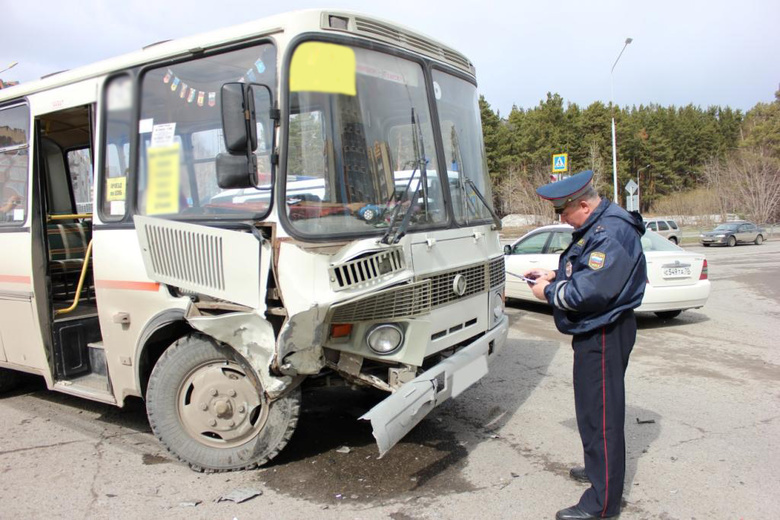 Пассажиры северской маршрутки пострадали в ДТП с иномаркой (фото)
