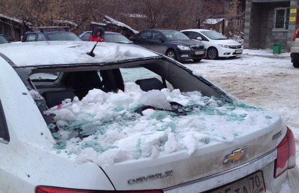 В Томске восемь авто пострадали от схода снега с крыш