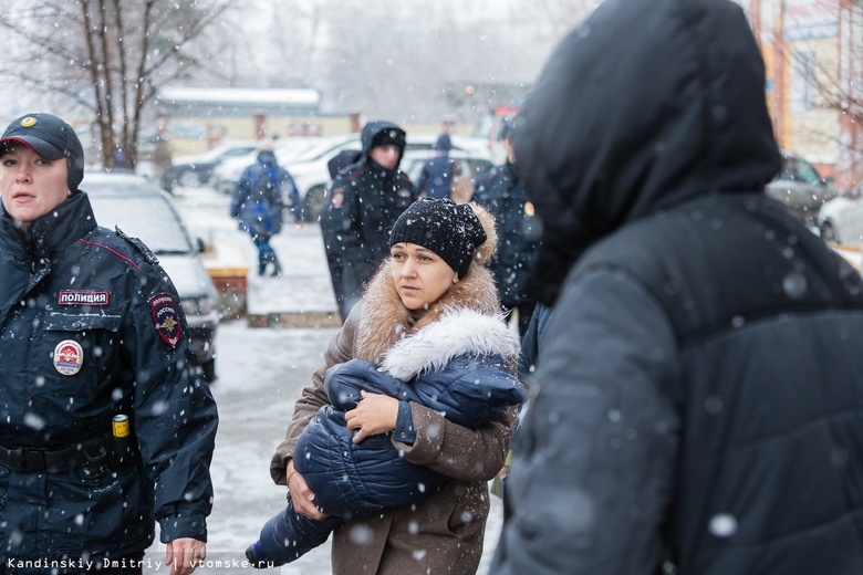 Более 60 человек спасли пожарные из горящего дома на Ивана Черных