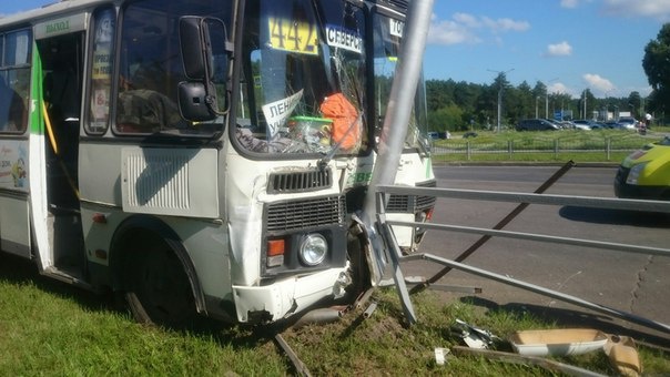 Маршрутка въехала в столб после столкновения с ВАЗом в Северске