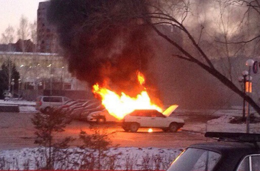 Отечественное авто сгорело у Дворца спорта в Томске