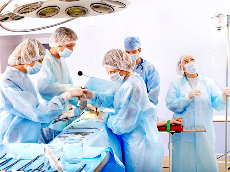 Хирурги ОКБ удалили пациенту 18-сантиметровую опухоль почки