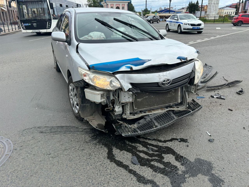 Двух человек увезли в больницу после лобового ДТП на площади Ленина в Томске