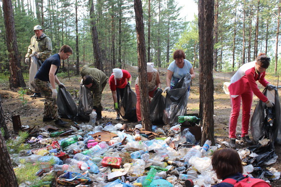 Томские экологи вывезли 2,5 тонны мусора с берегов озера Лебяжье