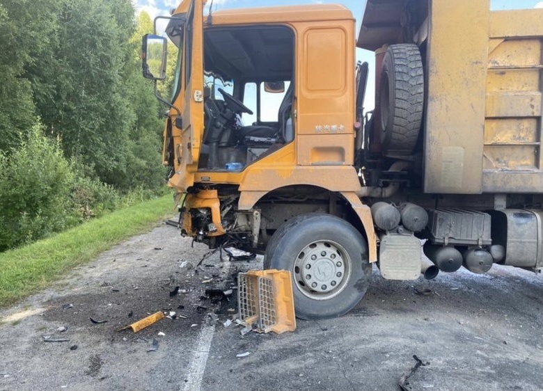 Водитель Mitsubishi погиб после столкновения с грузовиком на томской трассе