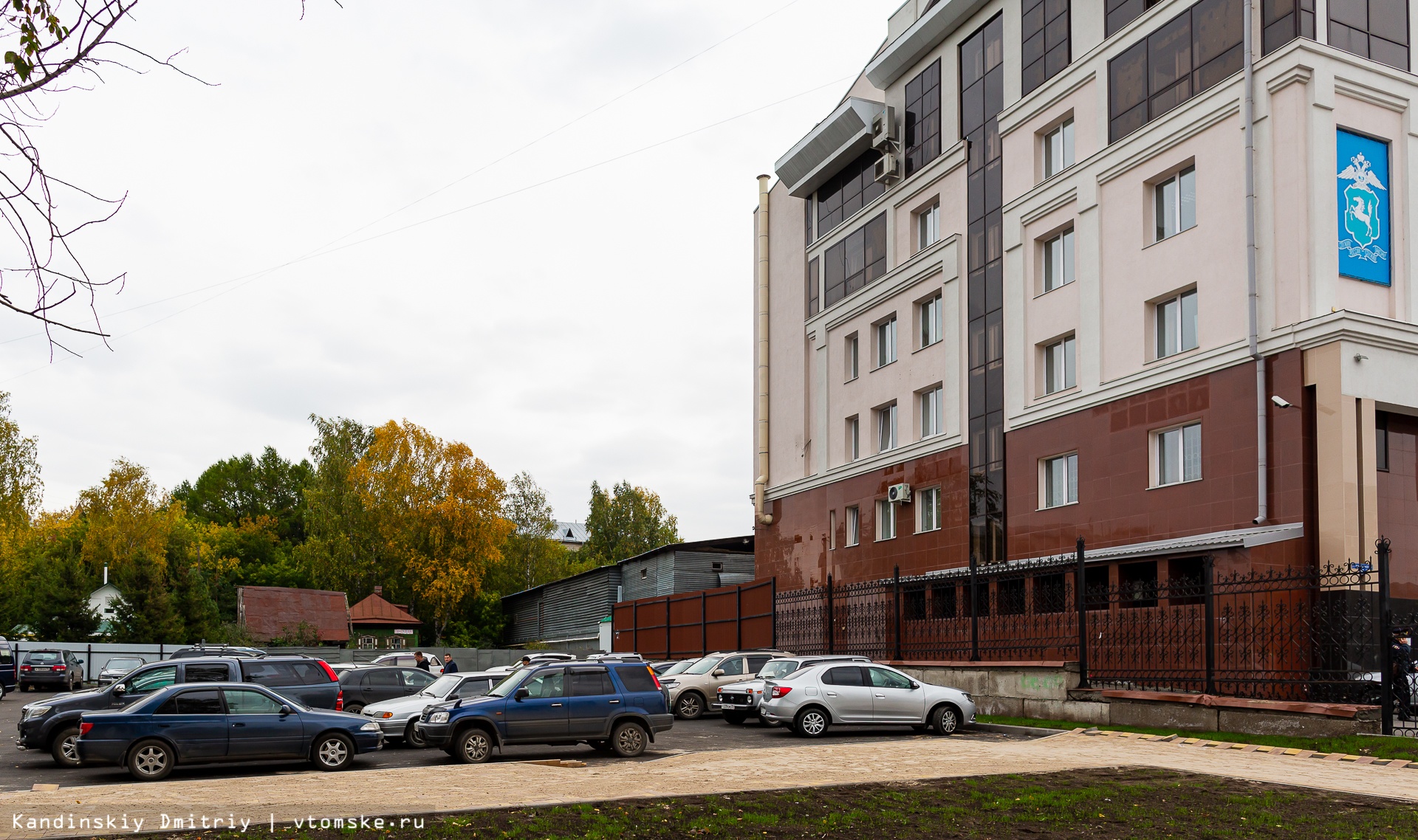 Заложники тактического урбанизма»: двор дома в Томске превратили в большую  парковку | 27.09.2019 | Томск - БезФормата