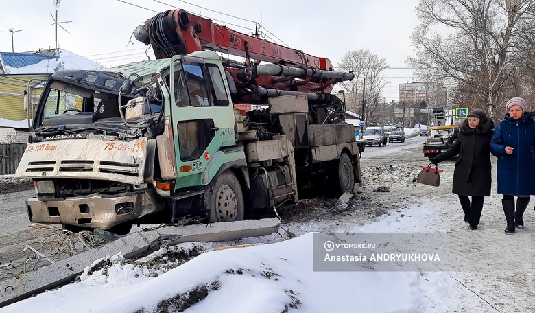 Машина выехала на встречку и снесла опору освещения в Томске, пока водитель вышел в магазин