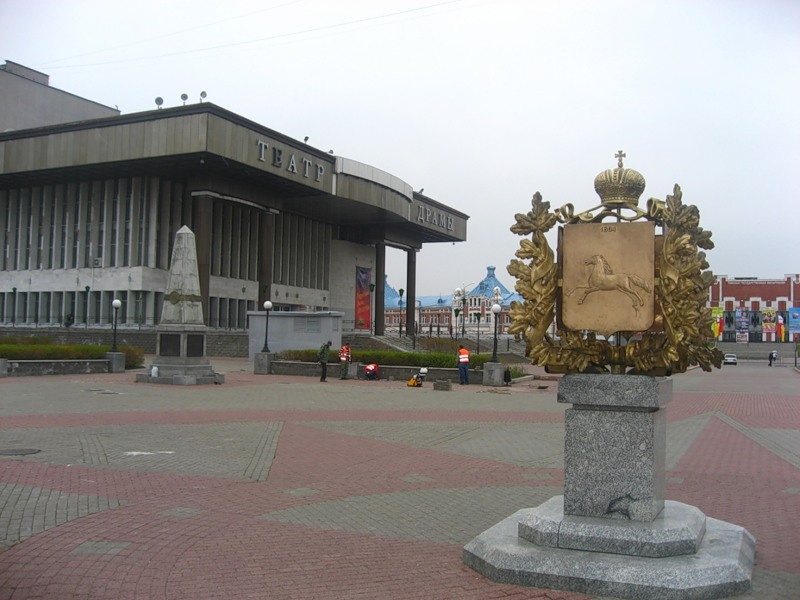 На Ленина автомобиль сбил двух девушек на тротуаре
