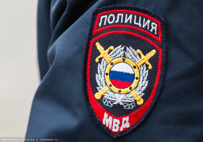 Полиция проводит проверку после падения в Томске киосков на припаркованные авто