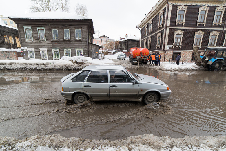 Потоп на Батенькова вызван порывом 30-летней трубы (фото)