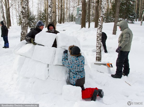 Школьники соорудили в Лагерном саду снежную деревню (фото)
