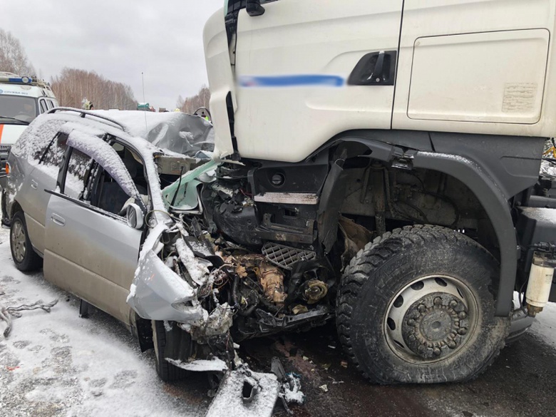 Пассажир Toyota погиб при столкновении с лесовозом и Scania на трассе Томск — Мариинск