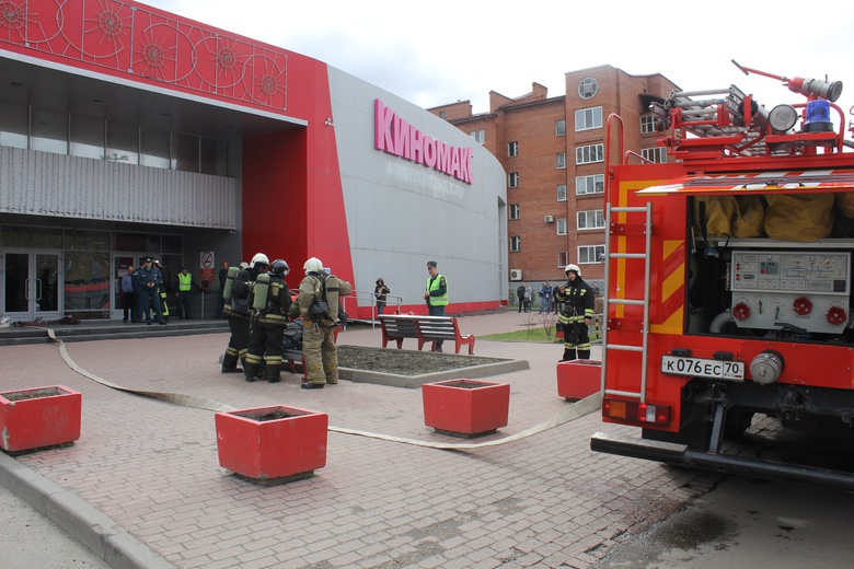 Спасатели «потушили пожар» в кинотеатре Томска