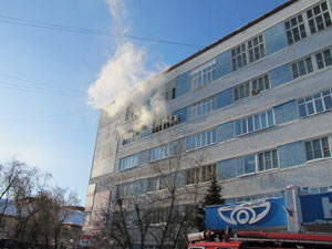 Из горящего здания НИИПП пожарные спасли двух человек (фото)